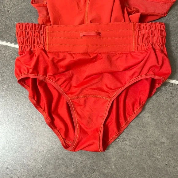 Lululemon Hotty Hot High-Rise Lined Short 4" size 6 - Picture 8 of 8